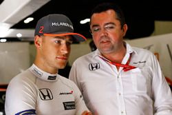 Гонщик McLaren Стоффель Вандорн и гоночный директор команды Эрик Булье