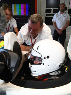 F1 Experiences 2-Seater passagier Will Buxton, NBC TV Presentator