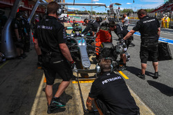 Valtteri Bottas, Mercedes-Benz F1 W08 makes practice pitstop