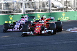 Sebastian Vettel, Ferrari SF70H ve Esteban Ocon, Sahara Force India VJM10