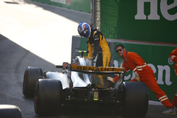 Des commissaires assistent Jolyon Palmer, Renault Sport F1 Team RS17, après son crash