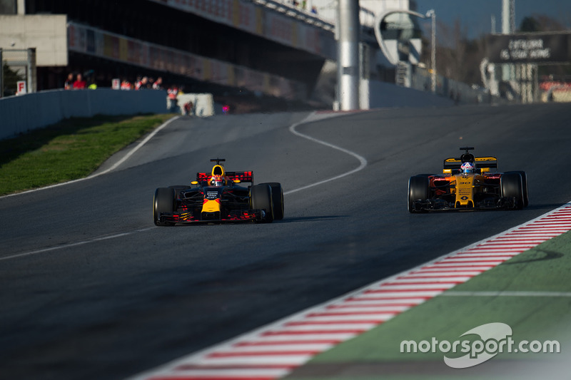 Max Verstappen, Red Bull Racing RB13 ve Jolyon Palmer, Renault Sport F1 Team RS17