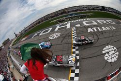 Start: Kevin Harvick, Stewart-Haas Racing, Ford; Ryan Newman, Richard Childress Racing, Chevrolet