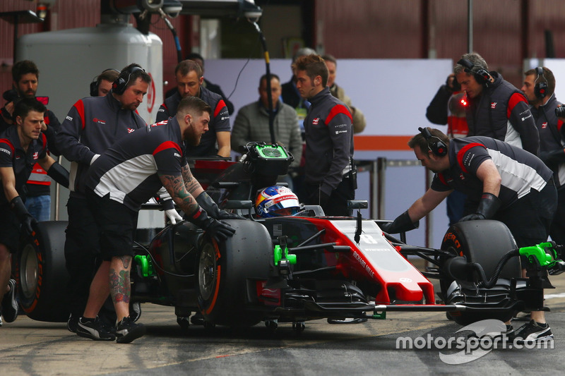 Romain Grosjean, Haas F1 Team VF-17, est ramené au garage par ses mécaniciens