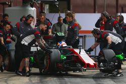 Romain Grosjean, Haas F1 Team VF-17, est ramené au garage par ses mécaniciens