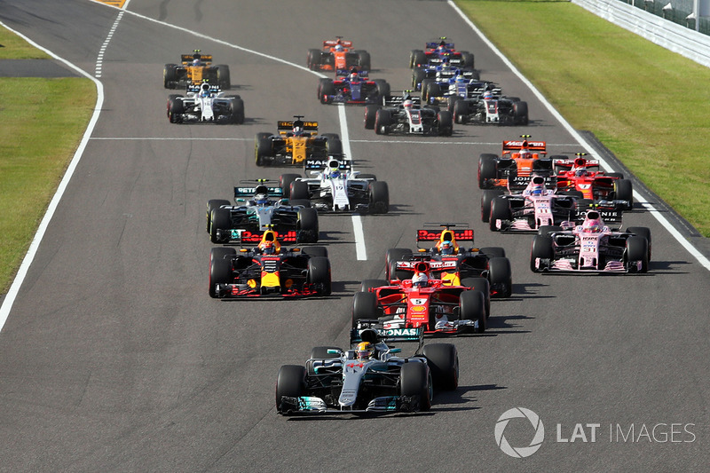 Start: Lewis Hamilton, Mercedes AMG F1 W08 leads