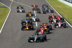 Start: Lewis Hamilton, Mercedes AMG F1 W08 leads