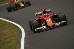 Kimi Raikkonen, Ferrari SF70H, Daniel Ricciardo, Red Bull Racing RB13