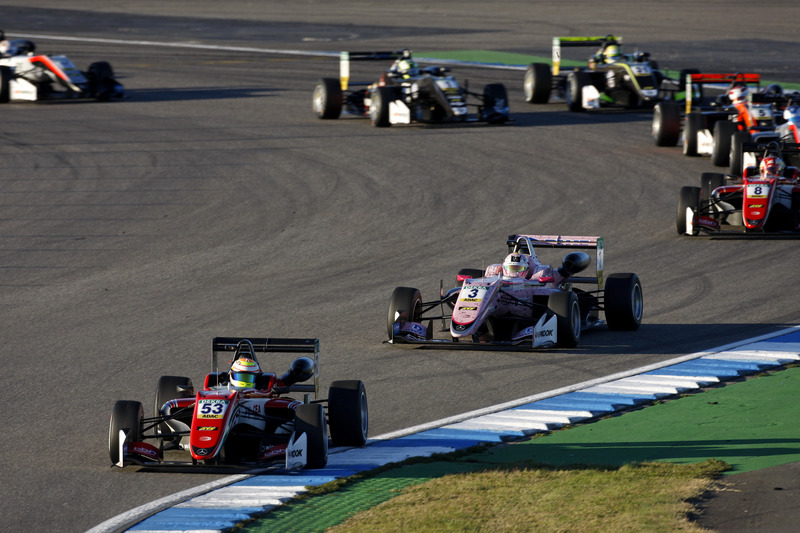 Start action, Callum Ilott, Prema Powerteam, Dallara F317 - Mercedes-Benz leads