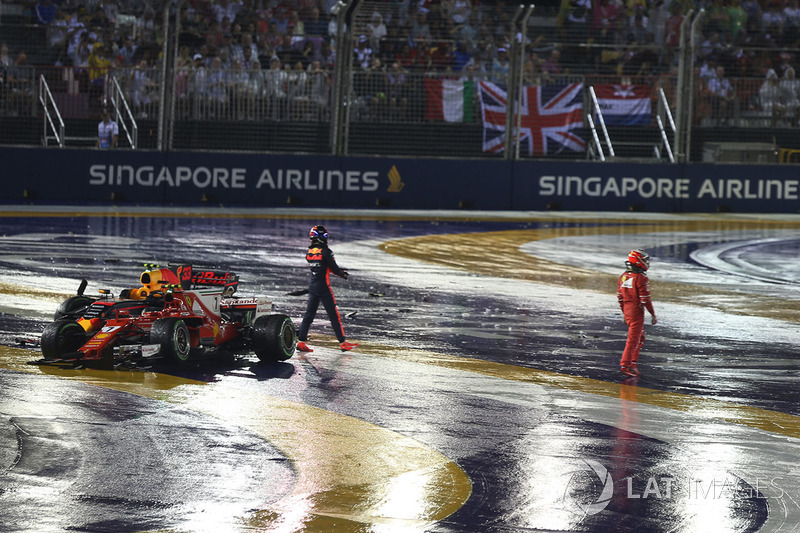 Max Verstappen, Red Bull Racing RB13 y Kimi Raikkonen, Ferrari SF70H después del choque