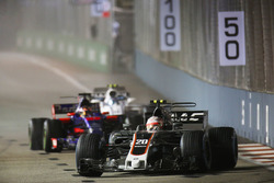 Kevin Magnussen, Haas F1 Team VF-17 leads Daniil Kvyat, Scuderia Toro Rosso STR12 and Lance Stroll,