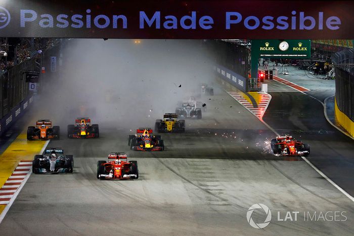 Choque de Kimi Raikkonen, Ferrari SF70H, Max Verstappen, Red Bull Racing