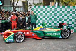 Lucas di Grassi, ABT Schaeffler Audi Sport, si esibisce lungo Marunouchi NakaDori Street