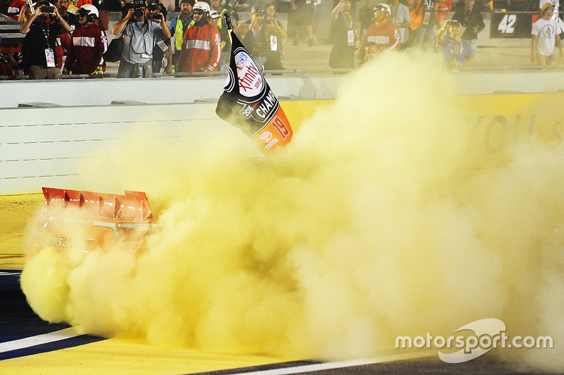 Ganador de la carrera y Campeón 2016 Daniel Suárez, Joe Gibbs Racing Toyota