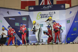 Podium LMGTE Pro : deuxième place #51 AF Corse Ferrari 488 GTE: Gianmaria Bruni, James Calado, première place #95 Aston Martin Racing Aston Martin Vantage GTE: Marco Sorensen, Nicki Thiim, troisième place #71 AF Corse Ferrari 488 GTE: Davide Rigon, Sam Bird