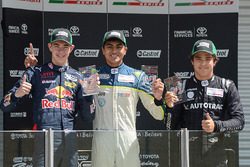 Podium : le vainqueur Enaam Ahmed, le deuxième Richard Verschoor, le troisième Pedro Piquet