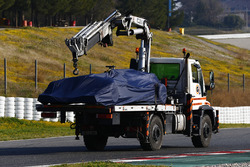 La Red Bull Racing RB13 de Daniel Ricciardo, ramenée aux stands à l'arrière d'un camion
