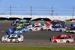 Jimmie Johnson, Hendrick Motorsports Chevrolet, Trevor Bayne, Roush Fenway Racing Ford and Chris Buescher, JTG Daugherty Racing Chevrolet crash