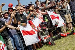 Le vainqueur Jonathan Rea, Kawasaki Racing fête sa victoire avec des fans