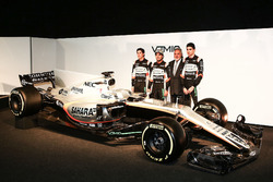 Vijay Mallya, Esteban Ocon and Sergio Perez with the Sahara Force India VJM10