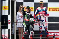 Подиум: победитель - Джонатан Рей, Kawasaki Racing Team и третье место - Михаэл ван дер Марк, Honda