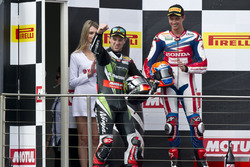 Podium : le vainqueur Jonathan Rea, Kawasaki Racing Team et le deuxième, Michael van der Mark, Honda WSBK Team