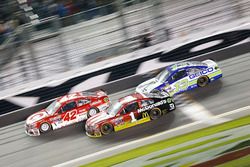 Kyle Larson, Chip Ganassi Racing Chevrolet; Jamie McMurray, Chip Ganassi Racing Chevrolet; Casey Mea