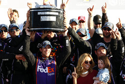Le vainqueur Denny Hamlin, Joe Gibbs Racing Toyota