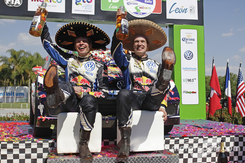 Podium : les vainqueurs Jari-Matti Latvala et Miikka Anttila, Volkswagen Polo WRC, Volkswagen Motorsport