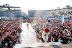 Podium : le vainqueur Lucas di Grassi, ABT Schaeffler Audi Sport, et le deuxième Jérôme d'Ambrosio, Dragon Racing fêtent le podium avec le champagne