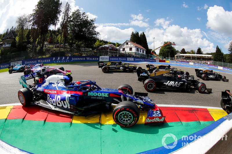 Daniel Ricciardo, Renault F1 Team R.S.19, en lutte avec Romain Grosjean, Haas F1 Team VF-19, Nico Hulkenberg, Renault F1 Team R.S. 19, Pierre Gasly, Toro Rosso STR14, et Lance Stroll, Racing Point RP19, au départ