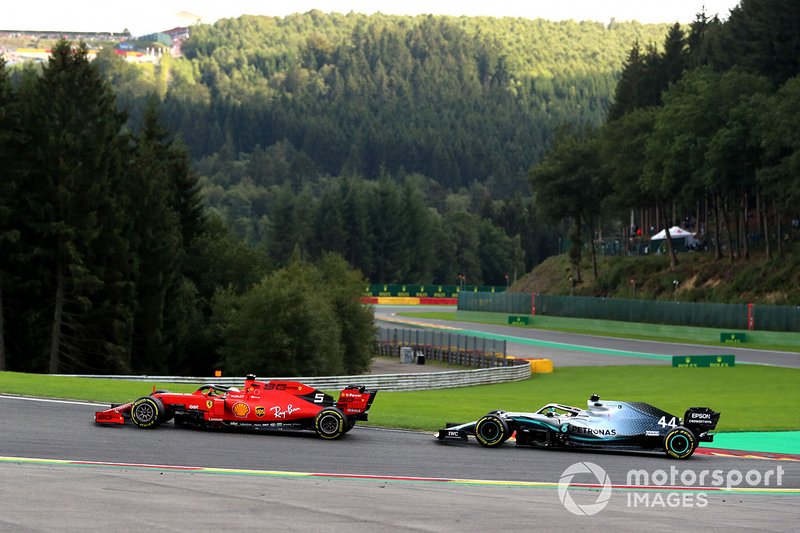 Sebastian Vettel, Ferrari SF90, precede Lewis Hamilton, Mercedes AMG F1 W10
