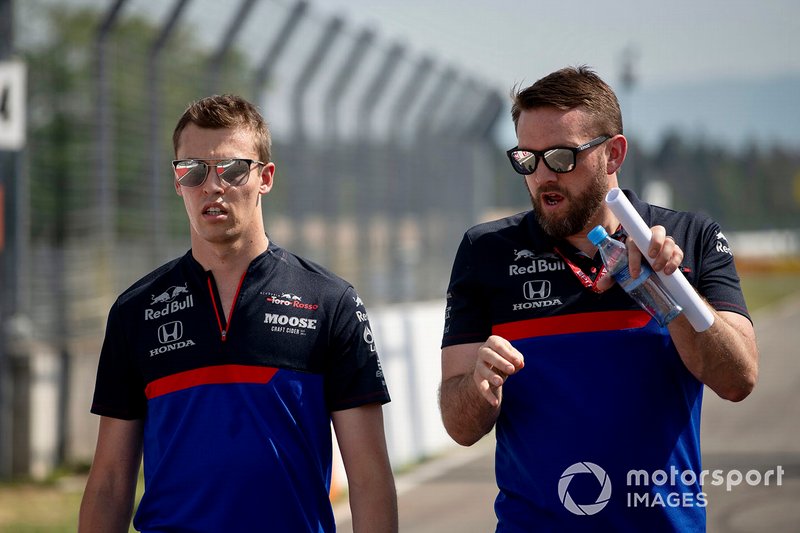 Daniil Kvyat, Toro Rosso walks the track with his mechanics