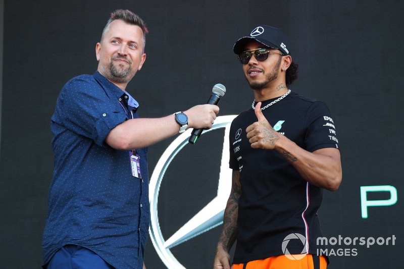 Lewis Hamilton, Mercedes AMG F1 en el escenario en la Fan Zone