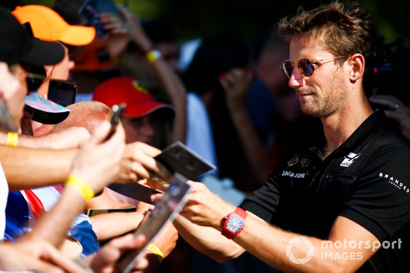 Romain Grosjean, Haas F1, signe des autographes