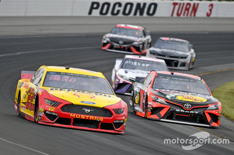 Joey Logano, Team Penske, Ford Mustang Shell Pennzoil, Martin Truex Jr., Joe Gibbs Racing, Toyota Camry Bass Pro Shops/Tracker Off Road