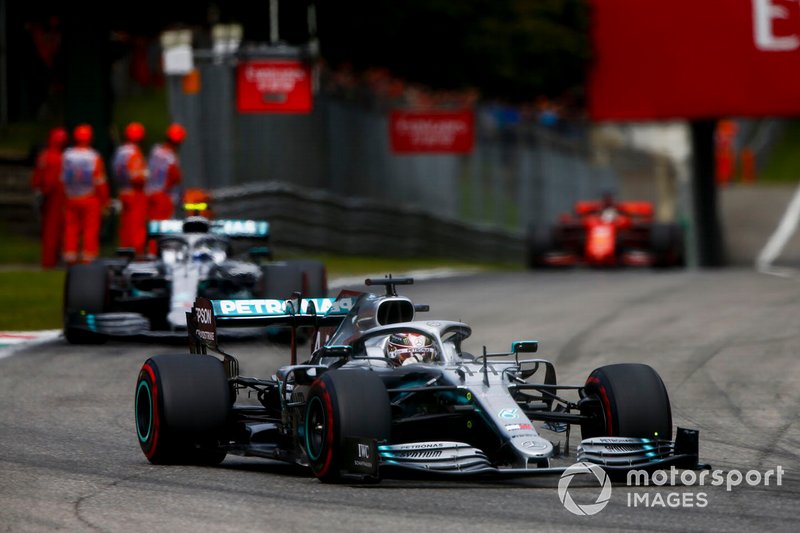 Lewis Hamilton, Mercedes AMG F1 W10, precede Valtteri Bottas, Mercedes AMG W10