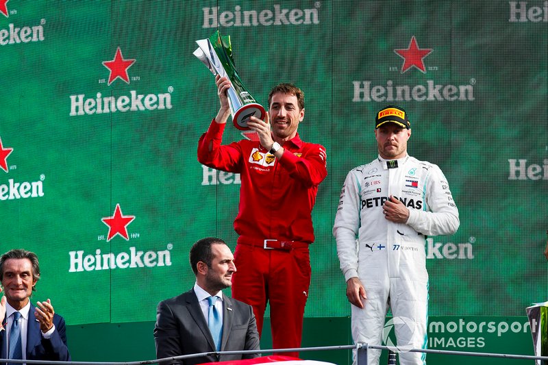 Matteo Togninalli, capo degli ingegneri della pista, Ferrari, solleva il trofeo dei costruttori