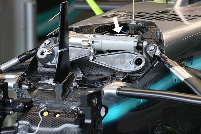 Передняя подвеска Mercedes AMG F1 W10 с новым третьим элементом