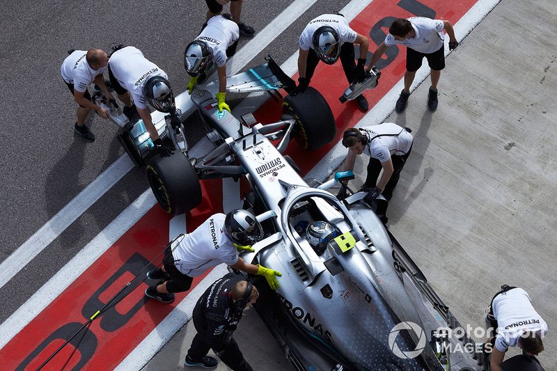 Valtteri Bottas, Mercedes AMG W10, torna in garage