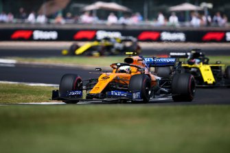 Lando Norris, McLaren MCL34, leads Daniel Ricciardo, Renault F1 Team R.S.19