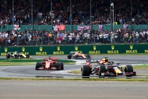 Max Verstappen, Red Bull Racing RB15, voor Sebastian Vettel, Ferrari SF90