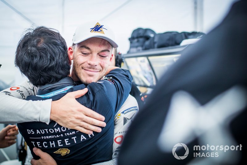 Andre Lotterer, DS TECHEETAH, DS E-Tense FE19, celebrates with The Techeetah team in the garage