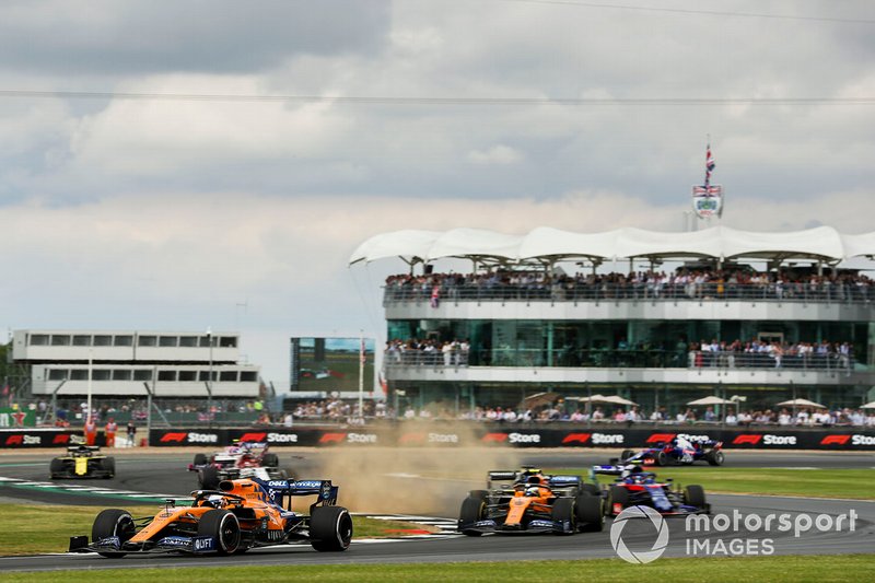 Carlos Sainz Jr., McLaren MCL34, Lando Norris, McLaren MCL34, Alexander Albon, Toro Rosso STR14, al inicio