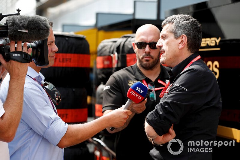 Руководитель Haas F1 Team Гюнтер Штайнер и ведущий телеканала Sky TV Тед Кравиц