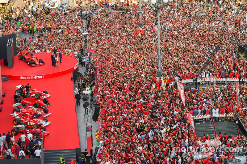 Una gran multitud se reúne frente al escenario