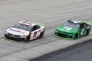 Denny Hamlin, Joe Gibbs Racing, Toyota Camry FedEx Express, Kyle Larson, Chip Ganassi Racing, Chevrolet Camaro Clover