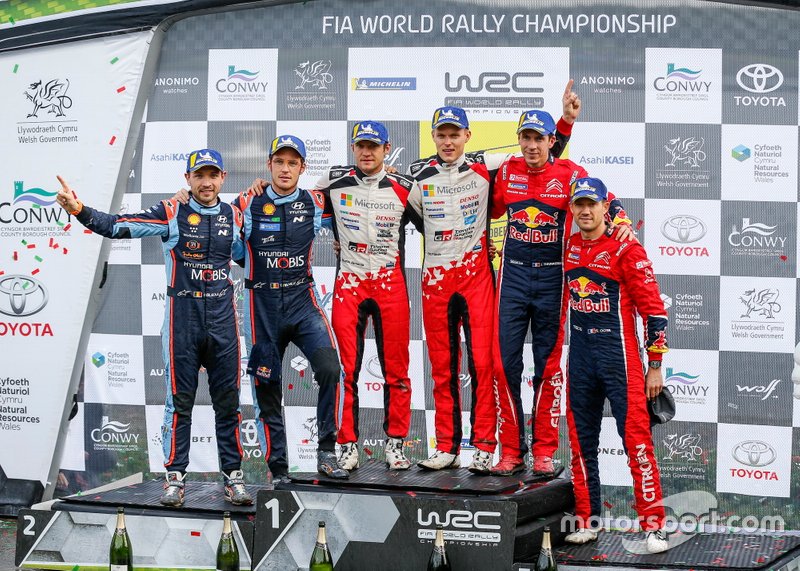 Podio: I vincitori Ott Tänak, Martin Järveoja, Toyota Gazoo Racing WRT Toyota Yaris WRC, secondo classificato Thierry Neuville, Nicolas Gilsoul, Hyundai Motorsport Hyundai i20 Coupe WRC, terzo classificato Sébastien Ogier, Julien Ingrassia, Citroën World Rally Team Citroen C3 WRC