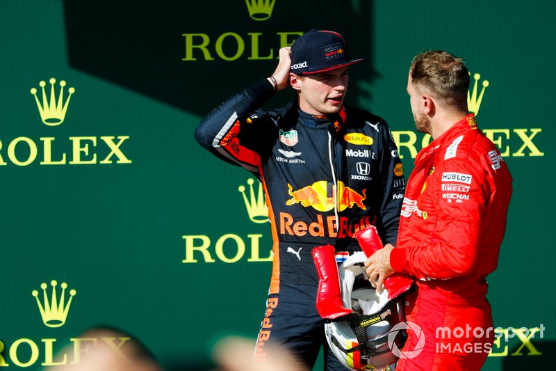 Il secondo classificato Max Verstappen, Red Bull Racing, parla con Sebastian Vettel, Ferrari, terzo classificato, sul podio