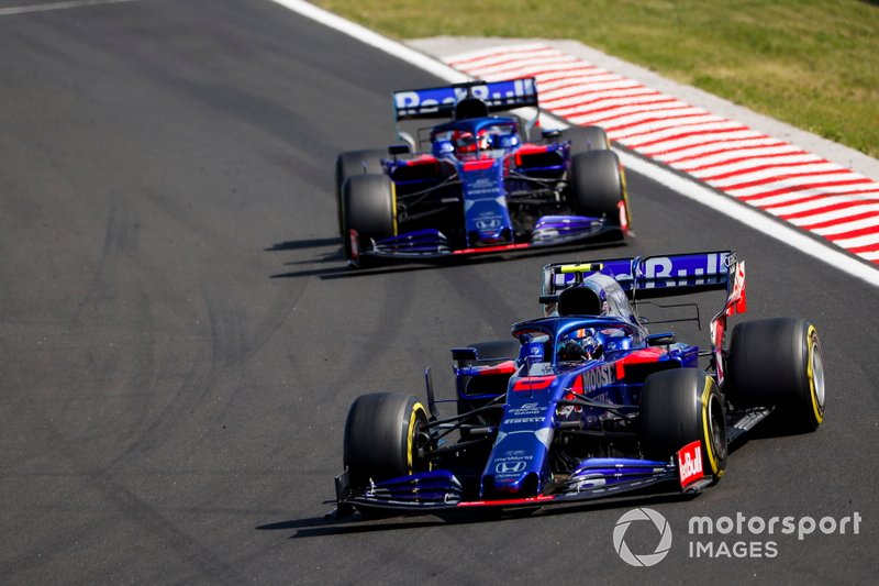 Alexander Albon, Toro Rosso STR14, leads Daniil Kvyat, Toro Rosso STR14